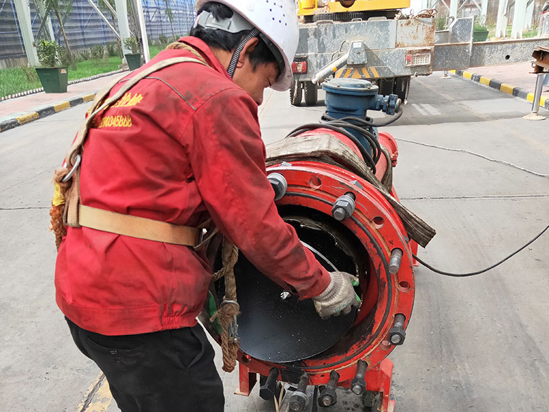 DN600煤氣管道帶壓開孔順利完成！3.jpg